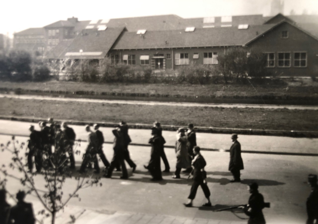 

Fout volk, opgebracht na de bevrijding aan de Oosterhammerikkade. Foto Gerrit Burrie.